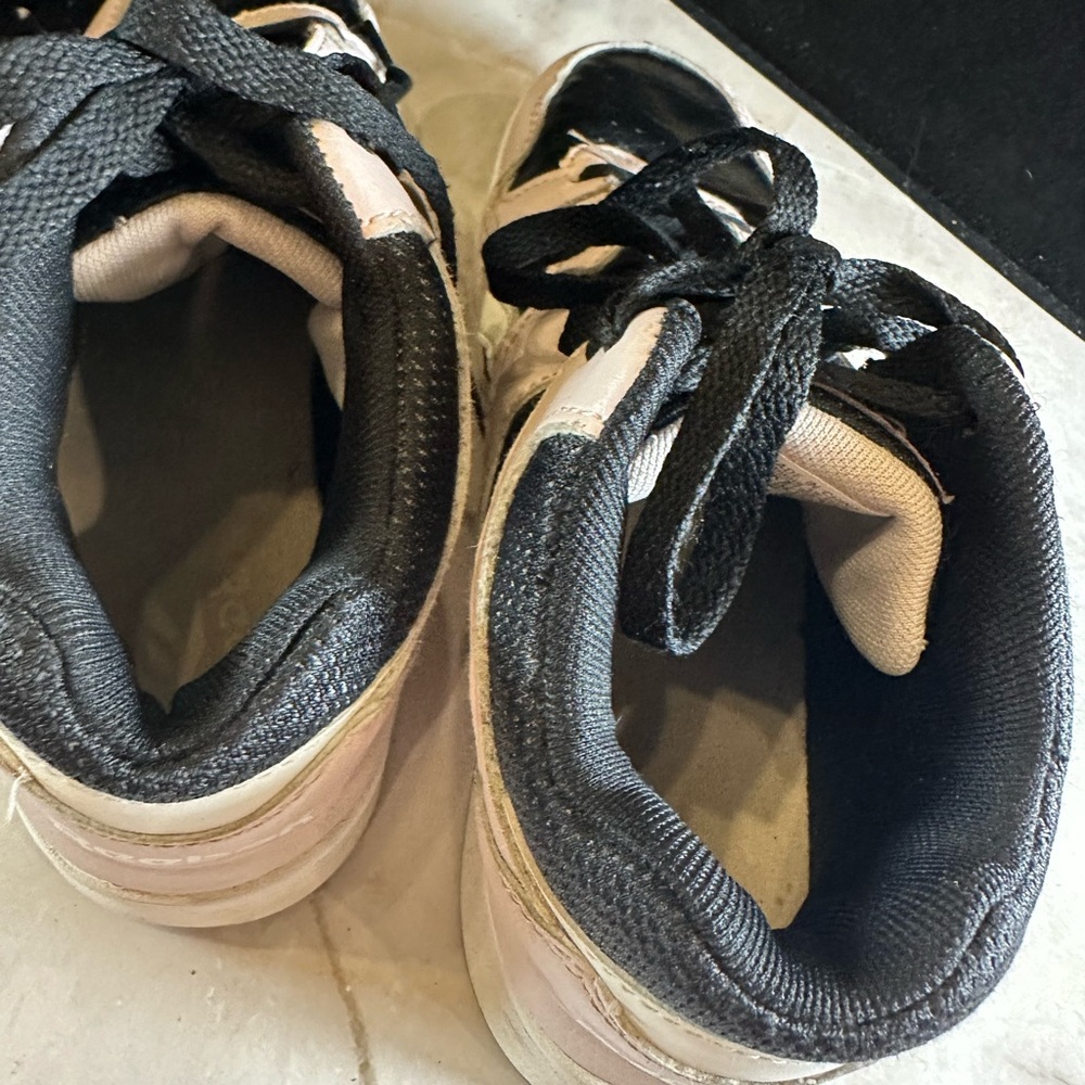 Reebok pink and White Sneakers - Picture 5 of 8